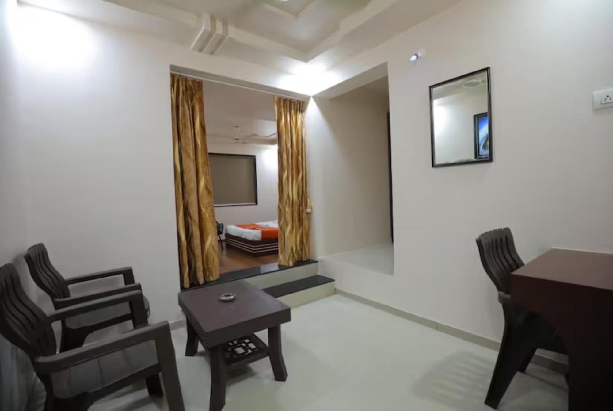 Hotel Raviraj Palace Rajkot Exterior photo