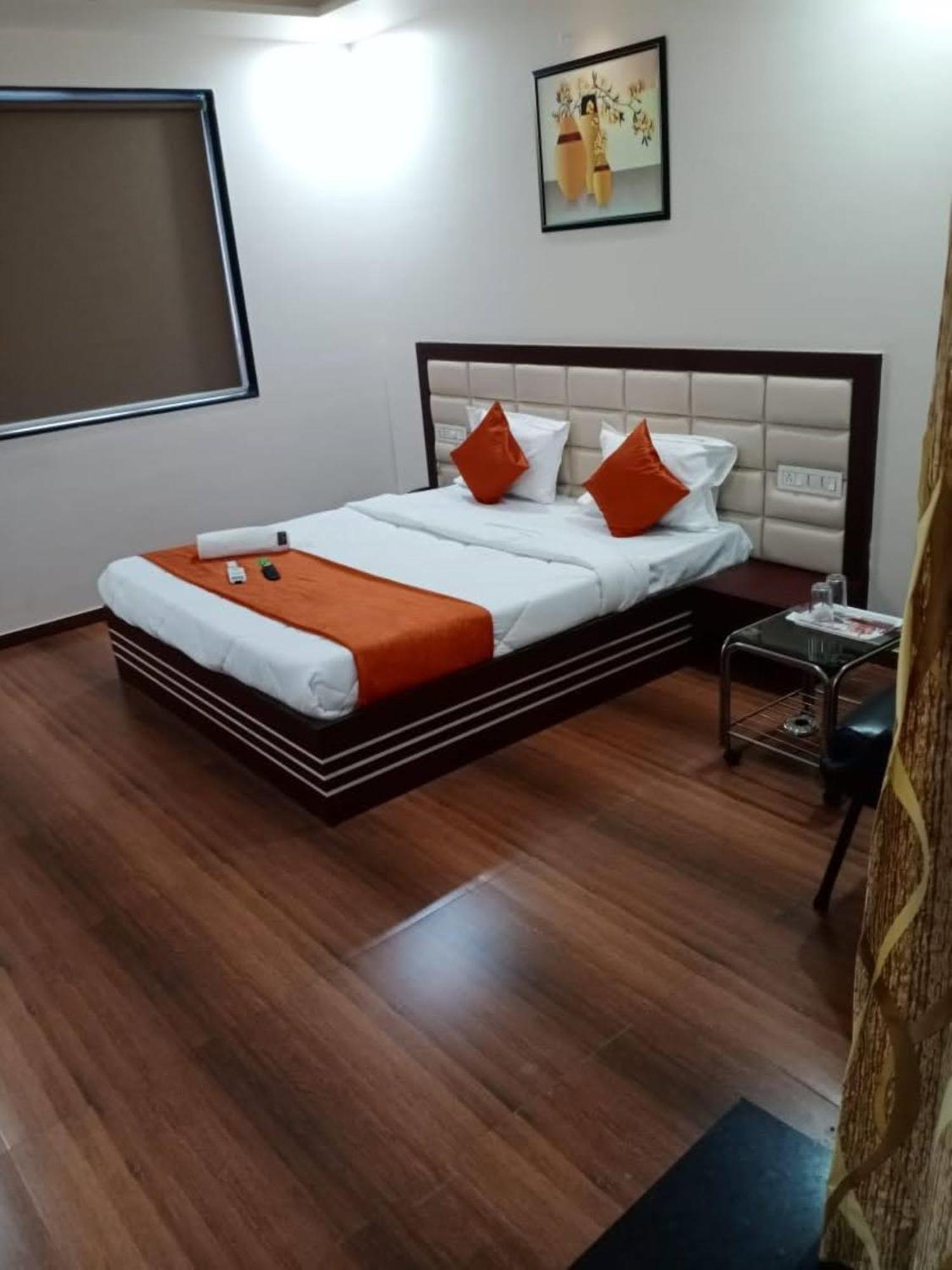 Hotel Raviraj Palace Rajkot Exterior photo
