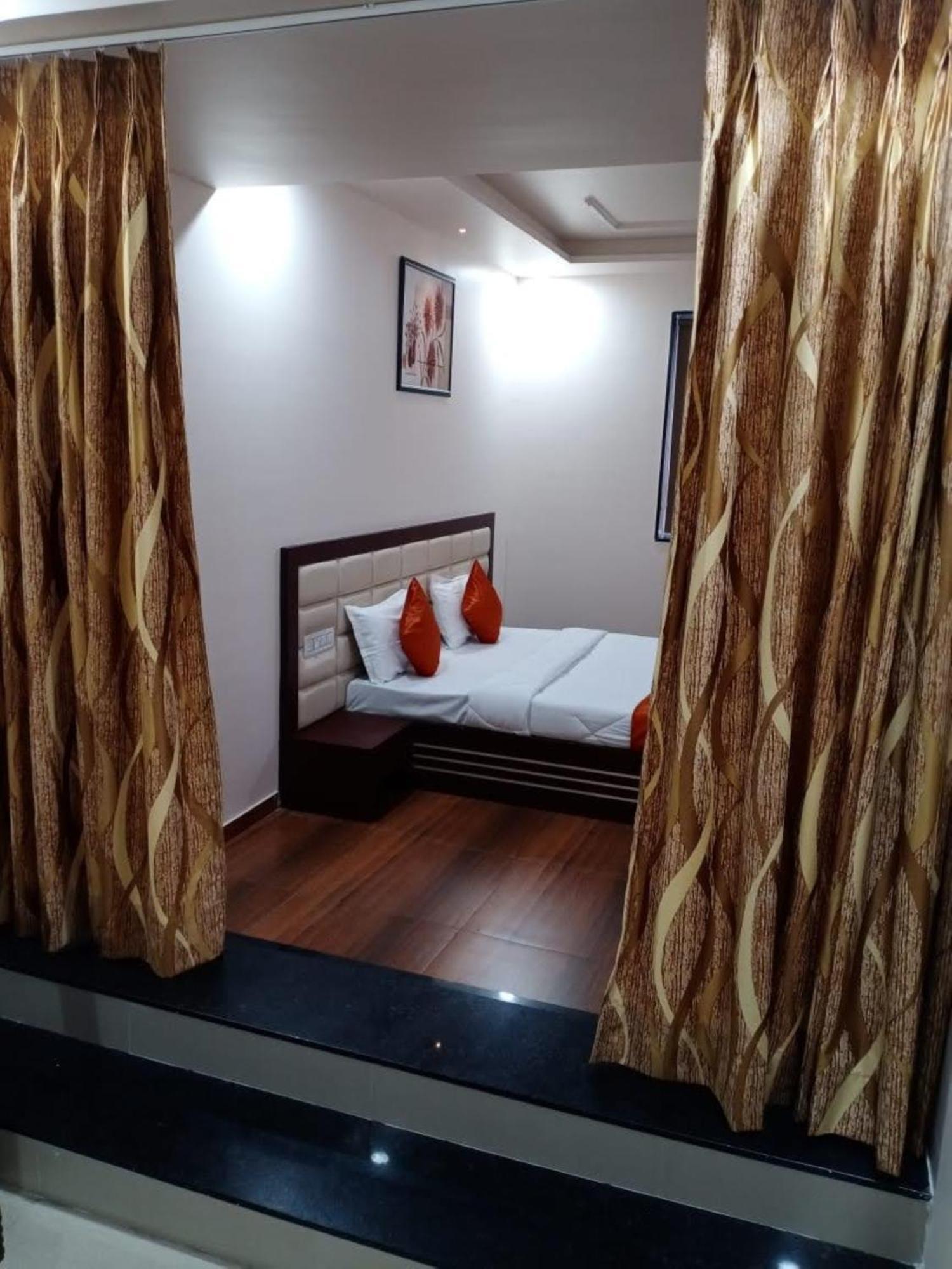 Hotel Raviraj Palace Rajkot Exterior photo