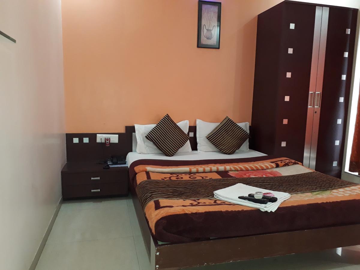 Hotel Raviraj Palace Rajkot Exterior photo