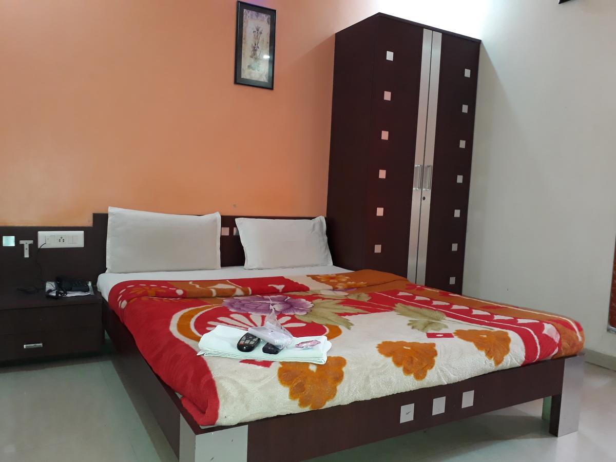 Hotel Raviraj Palace Rajkot Exterior photo